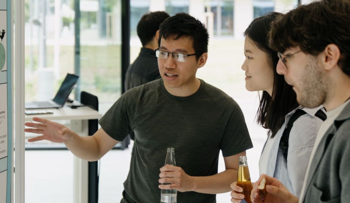 Kiet Presents his Work
